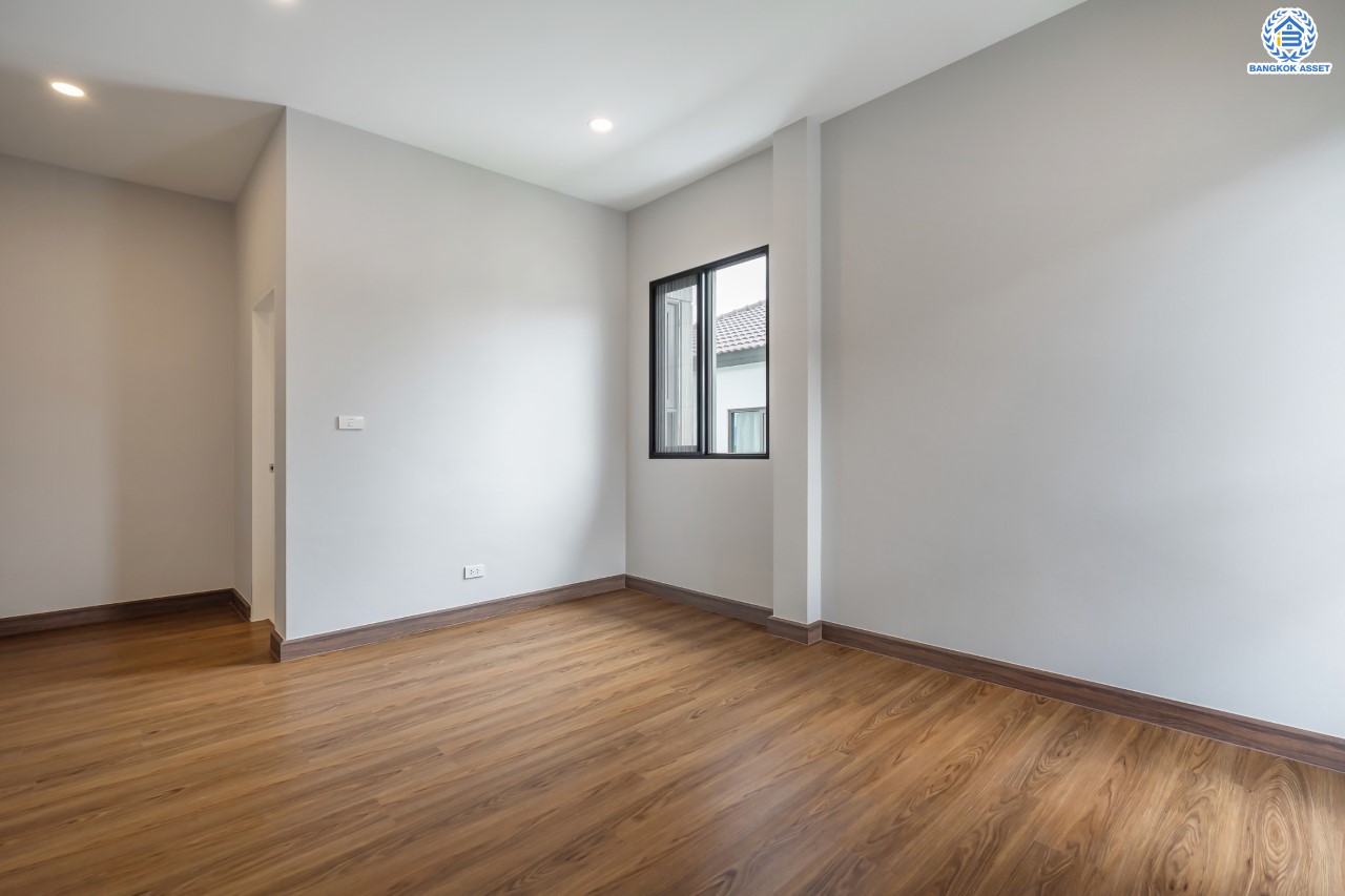 บ้านมือสองตกแต่งใหม่ ม.เดอะซิตี้ ราชพฤกษ์-ปิ่นเกล้า หลังมุม เนื้อที่ 71.8 ตร.ว. ดีไซน์ตอบทุกไลฟ์สไตล์ ฟังก์ชัน 3 ห้องนอน 5 ห้องน้ำ 1 ห้องอเนกประสงค์ 1 ห้องแม่บ้าน จอดรถได้ 2 คัน บนทำเลติดถนนใหญ่ เชื่อมต่อทุกเส้นทาง ใกล้รถไฟฟ้าสายสีม่วง "สถานีบางรักใหญ่" และจุดขึ้นทางด่วน "ศรีรัช"